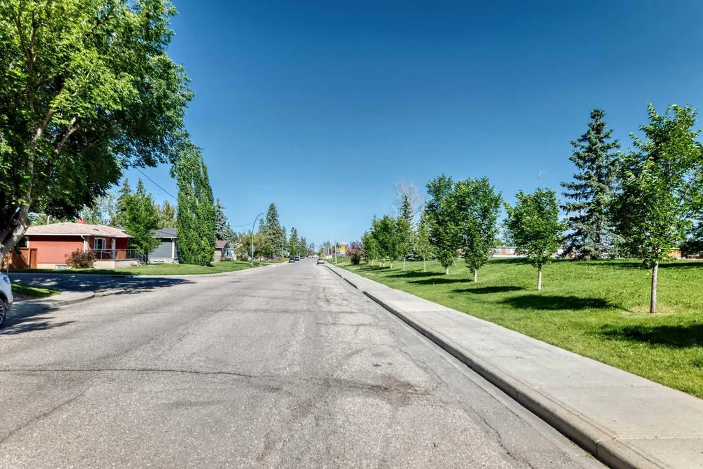 4932 8 Avenue SW Calgary AB T3C 0H3