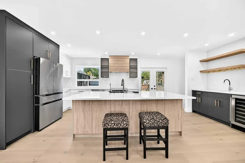 4932 8 Avenue SW Calgary AB T3C 0H3