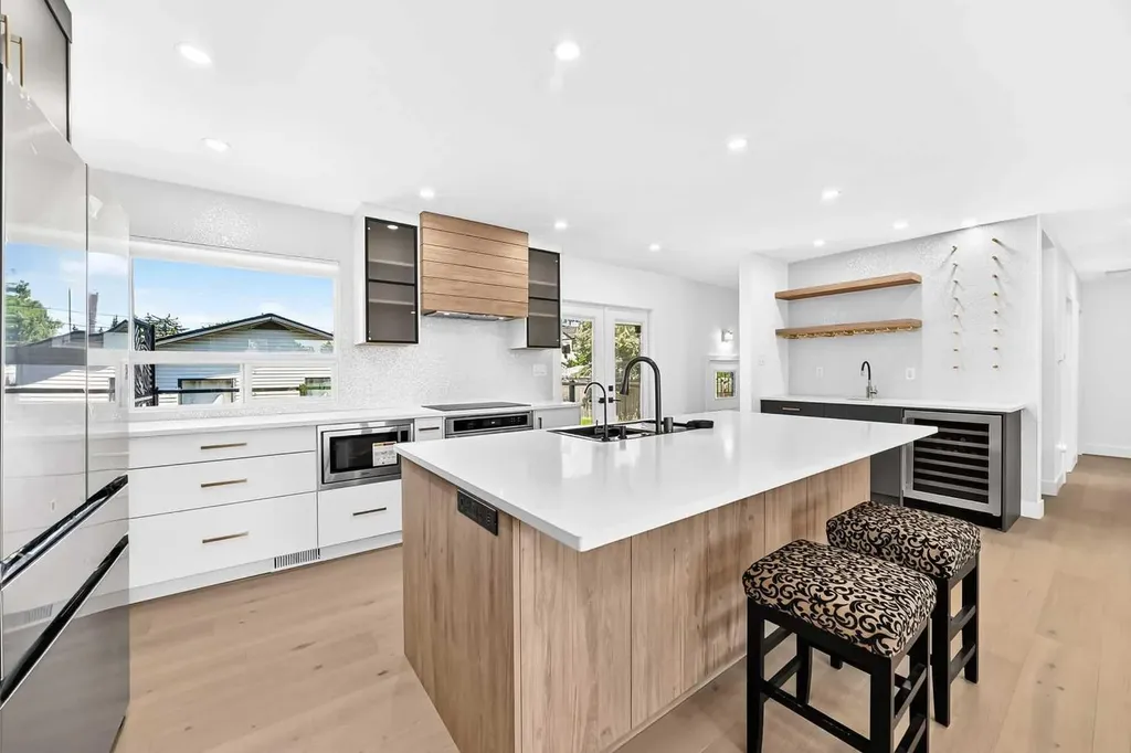 4932 8 Avenue SW Calgary AB T3C 0H3