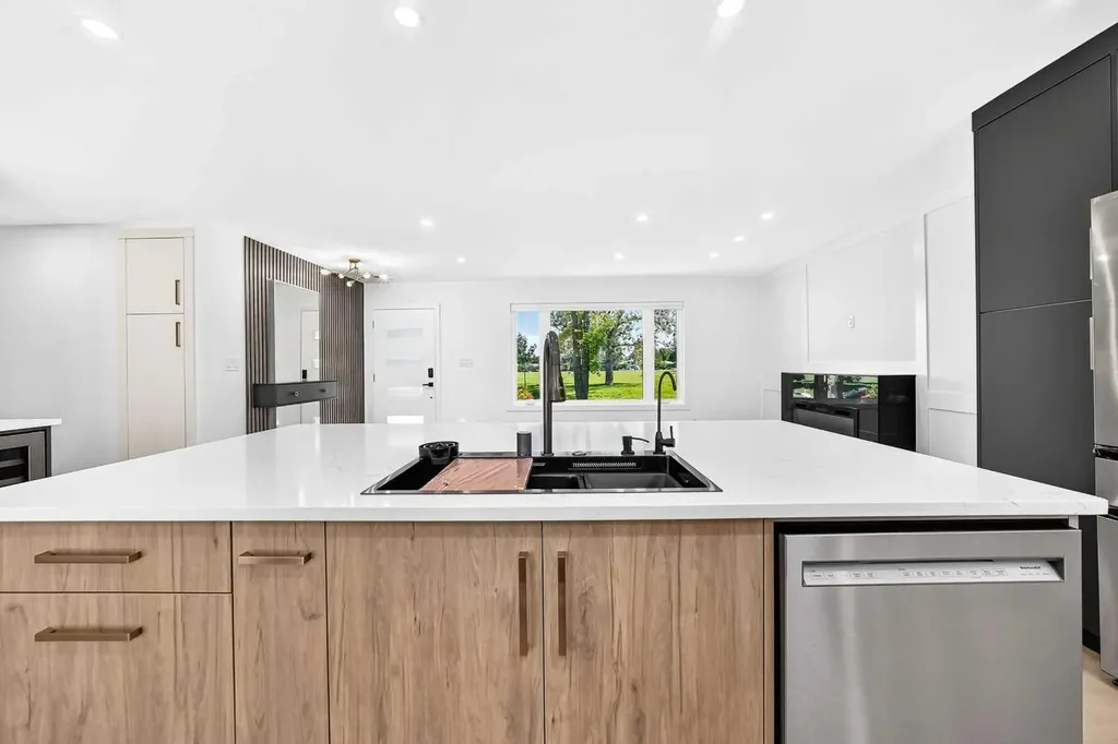 4932 8 Avenue SW Calgary AB T3C 0H3