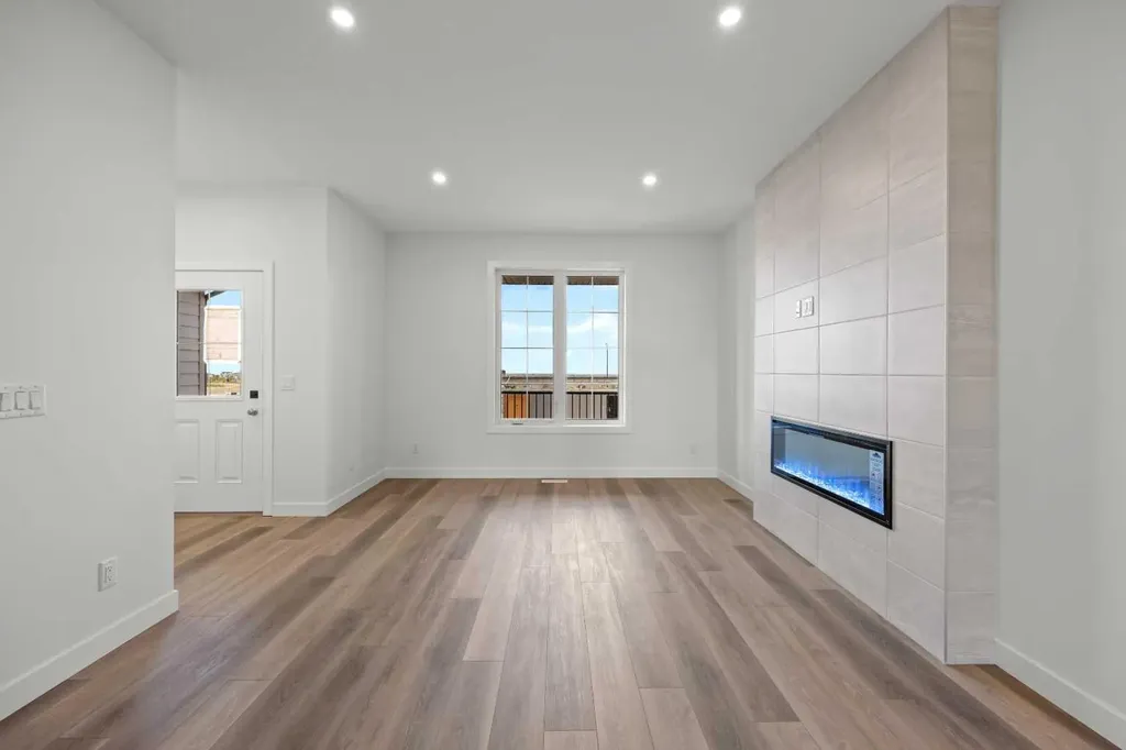 15445 45 Street SW Calgary AB T2Y 1E2