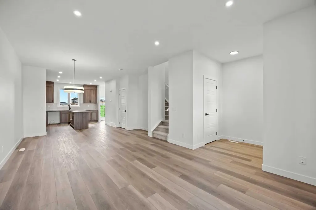 15445 45 Street SW Calgary AB T2Y 1E2