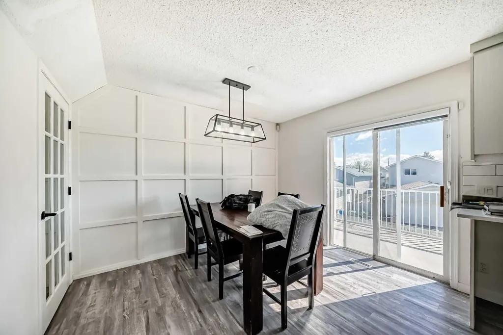 125 Coral Springs Bay NE Calgary AB T3J 3P4