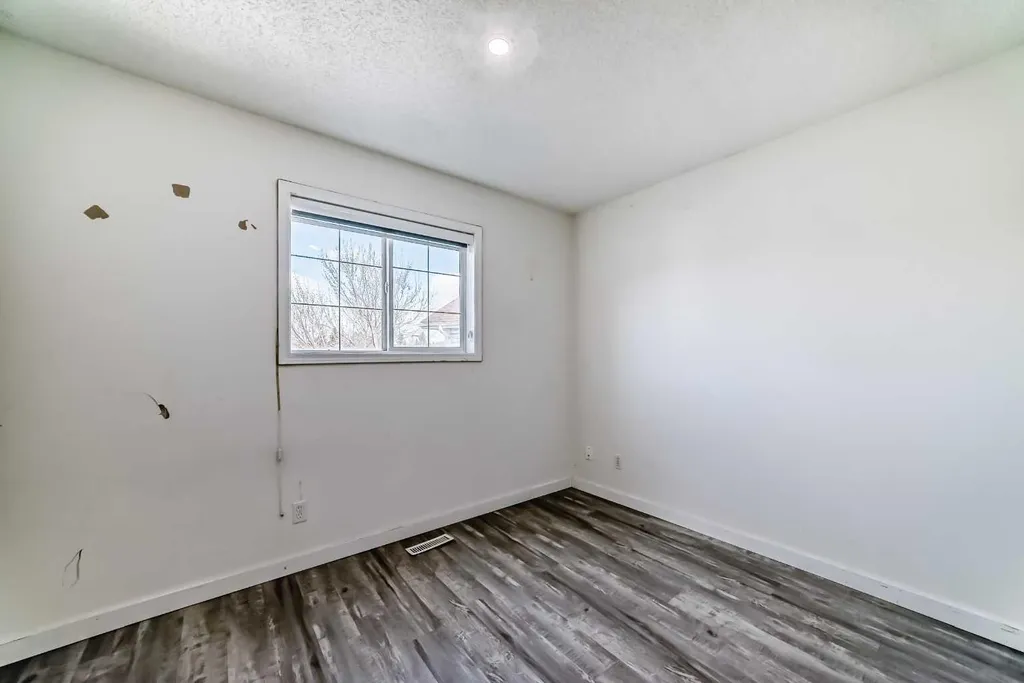 125 Coral Springs Bay NE Calgary AB T3J 3P4