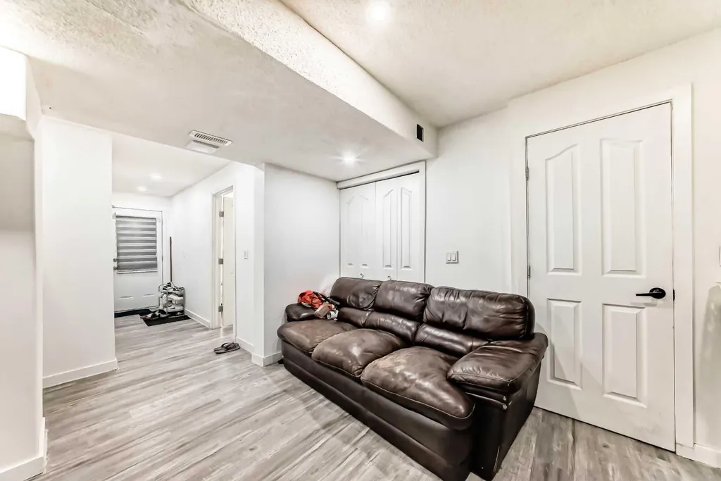 125 Coral Springs Bay NE Calgary AB T3J 3P4
