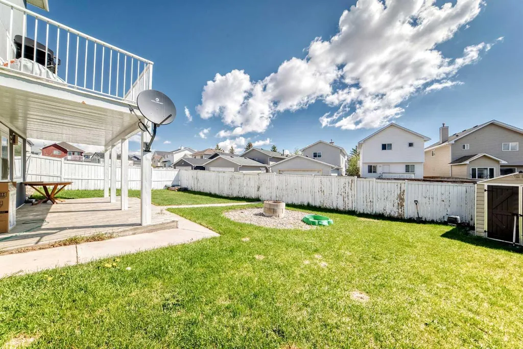 125 Coral Springs Bay NE Calgary AB T3J 3P4