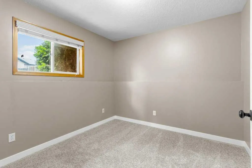 26 Lockwood Avenue Red Deer AB T4R 2R3