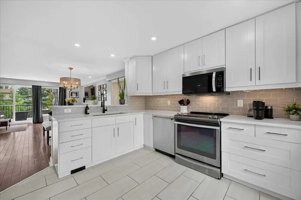 756 Strathcona Drive SW Calgary AB T3H 1S1