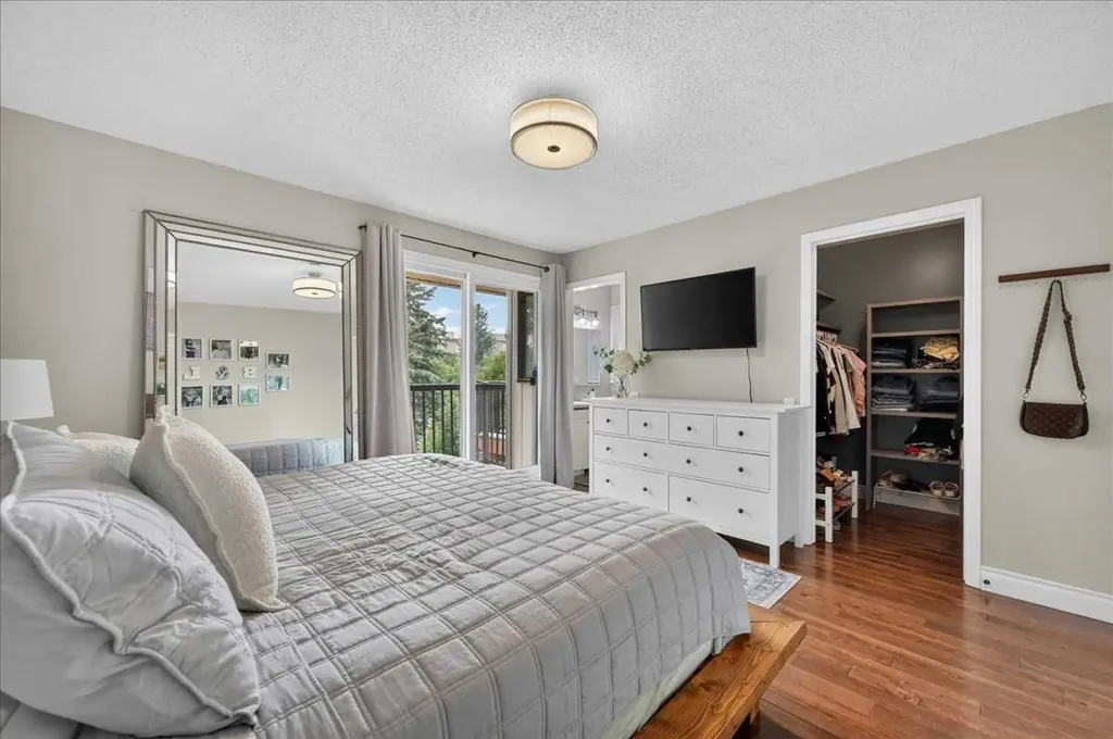 756 Strathcona Drive SW Calgary AB T3H 1S1