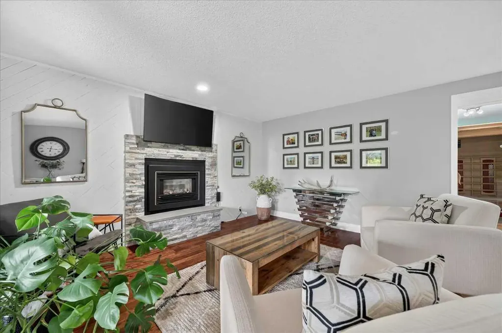 756 Strathcona Drive SW Calgary AB T3H 1S1