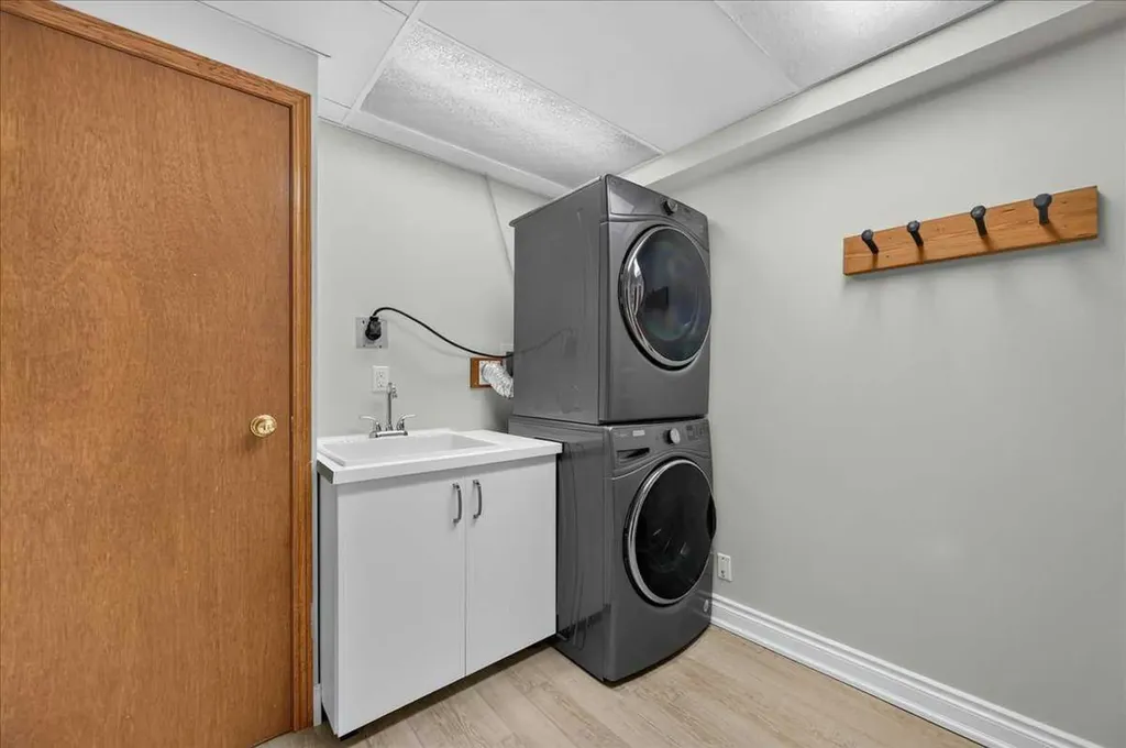 756 Strathcona Drive SW Calgary AB T3H 1S1