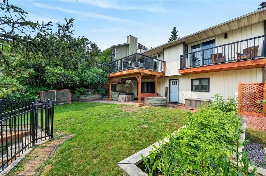756 Strathcona Drive SW Calgary AB T3H 1S1