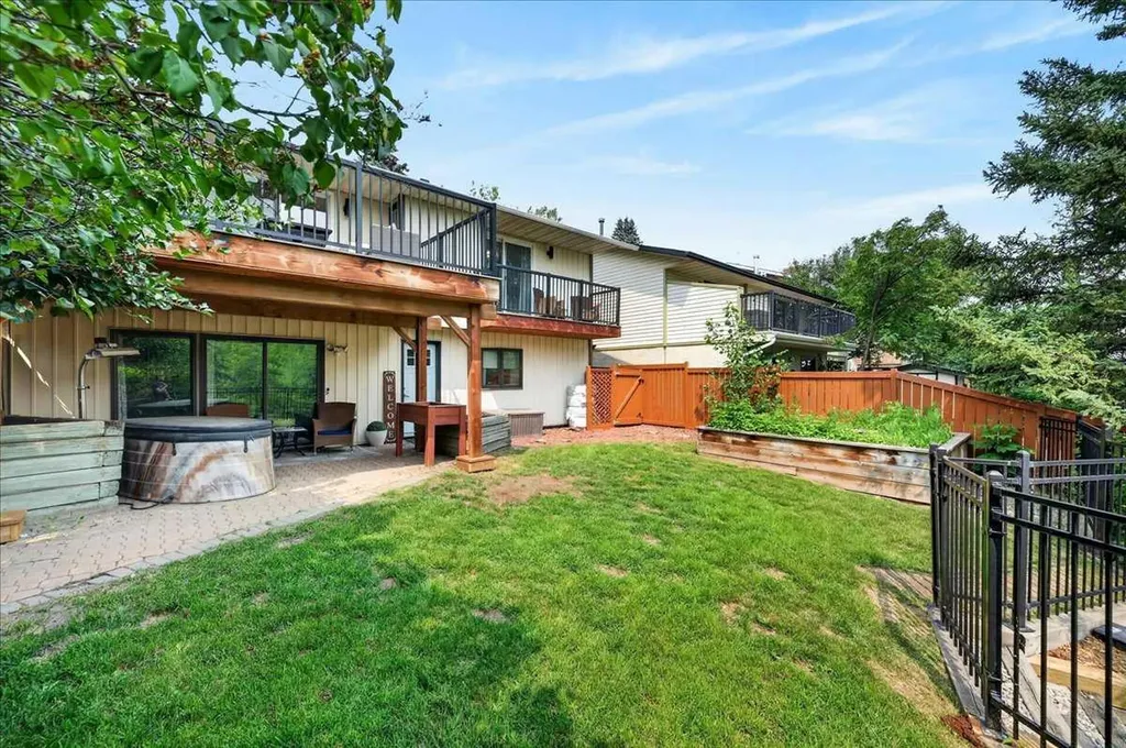 756 Strathcona Drive SW Calgary AB T3H 1S1
