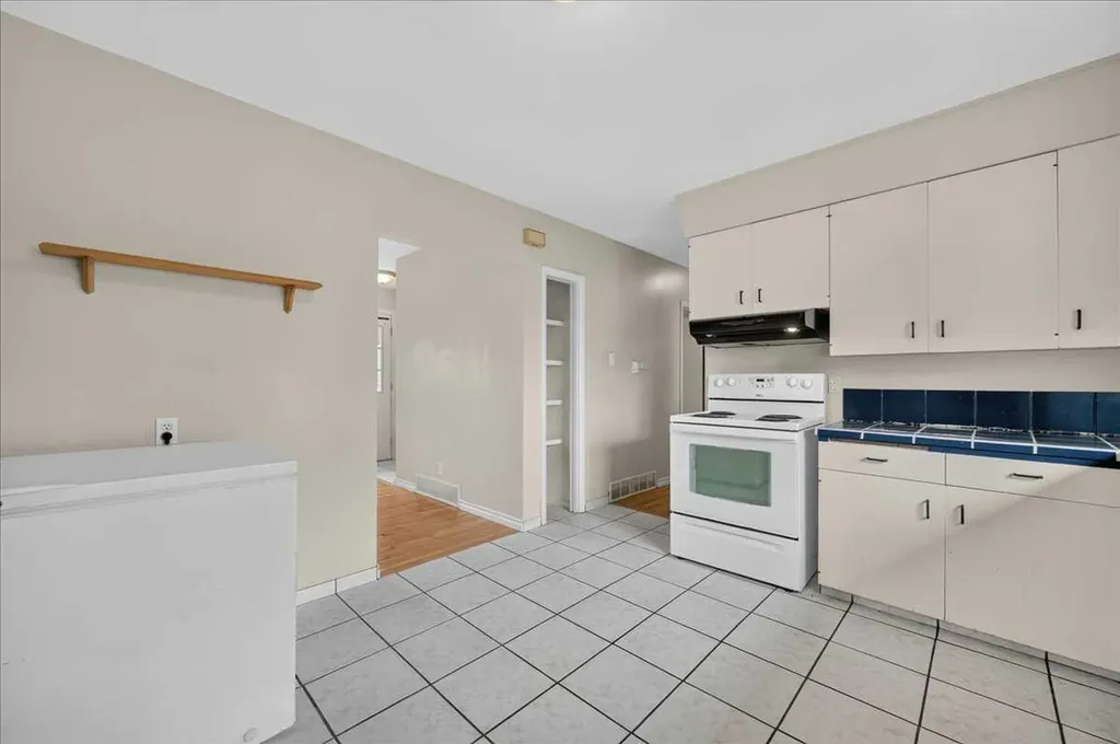 7804 34 Avenue NW Calgary AB T3B 1P3