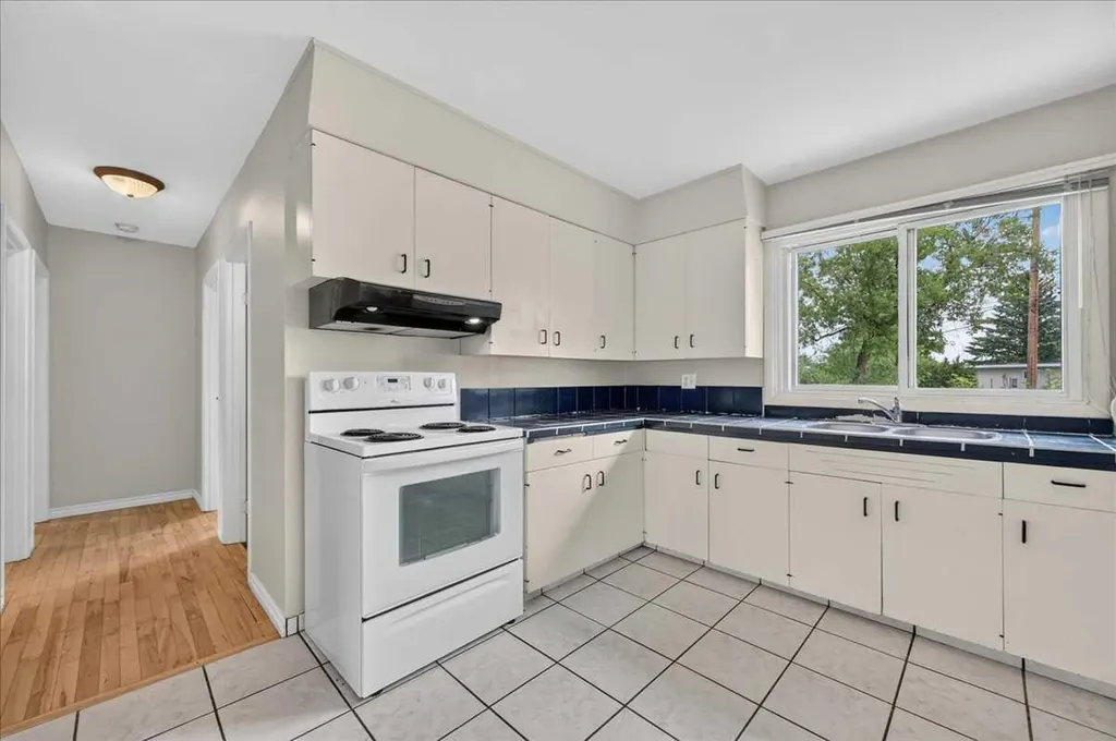 7804 34 Avenue NW Calgary AB T3B 1P3
