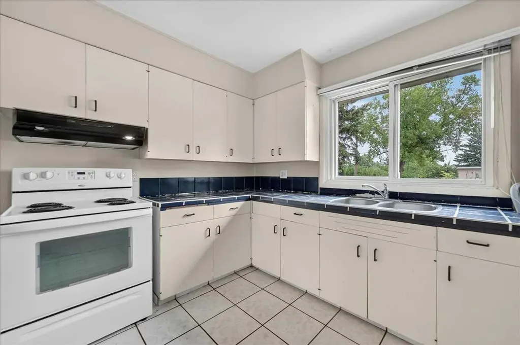 7804 34 Avenue NW Calgary AB T3B 1P3