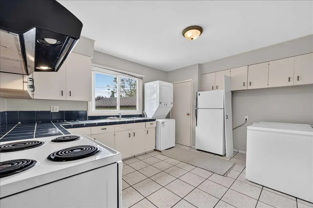 7804 34 Avenue NW Calgary AB T3B 1P3