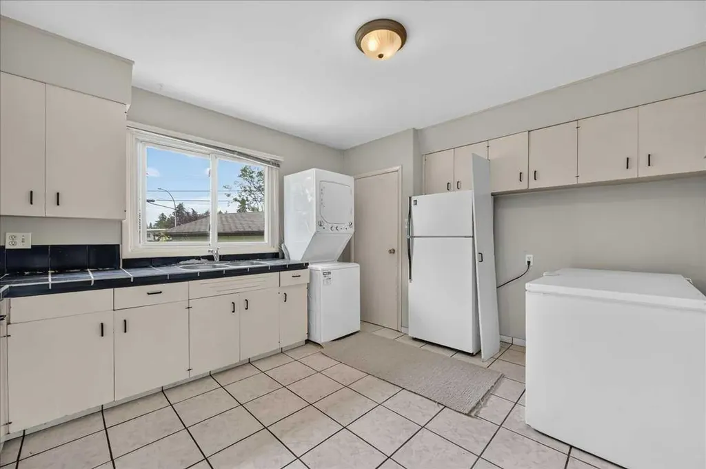 7804 34 Avenue NW Calgary AB T3B 1P3