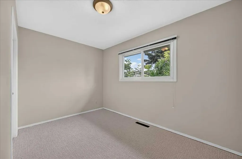 7804 34 Avenue NW Calgary AB T3B 1P3