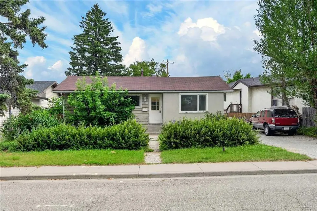 7804 34 Avenue NW Calgary AB T3B 1P3