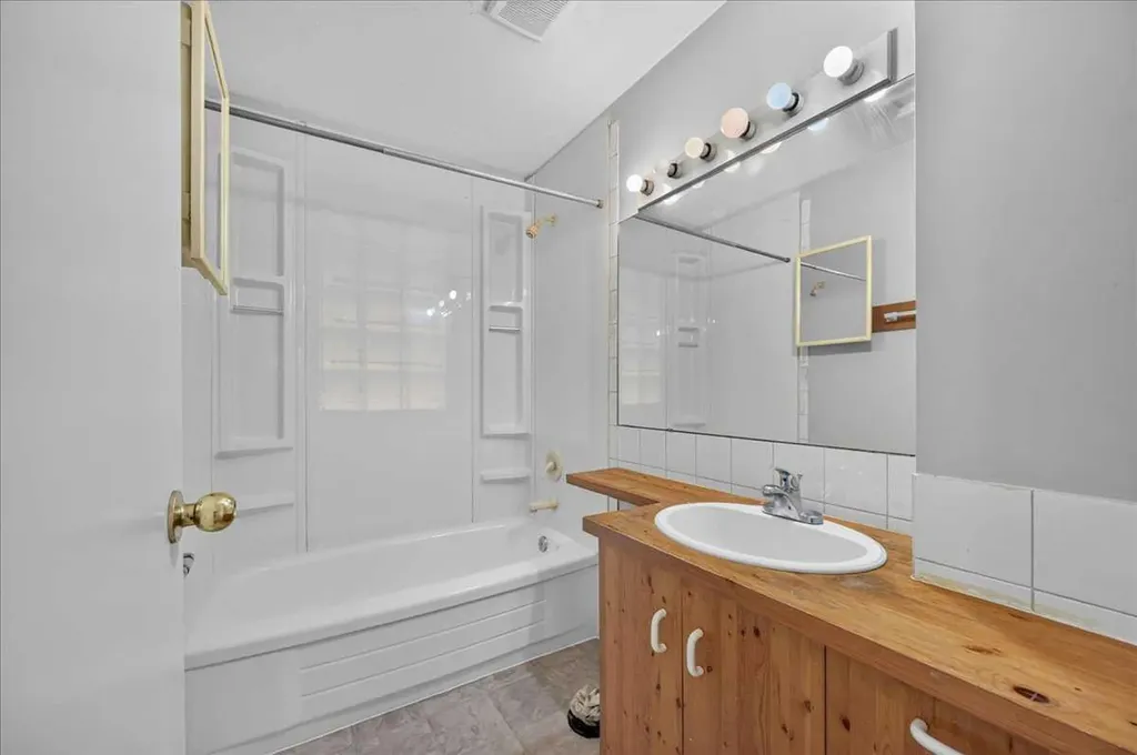 7804 34 Avenue NW Calgary AB T3B 1P3
