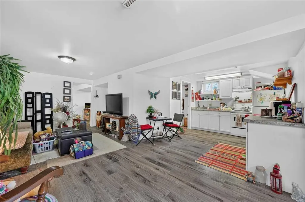 7804 34 Avenue NW Calgary AB T3B 1P3