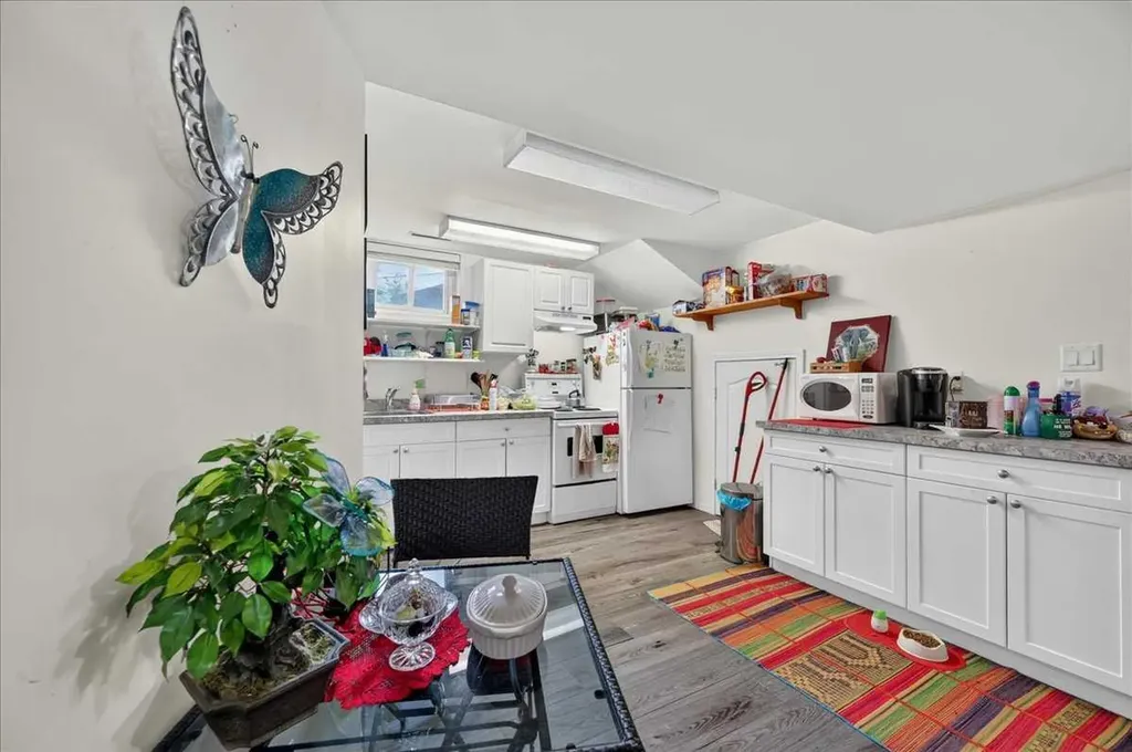 7804 34 Avenue NW Calgary AB T3B 1P3