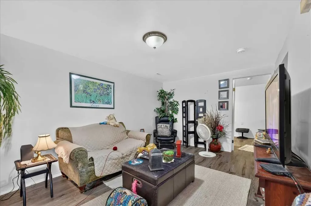 7804 34 Avenue NW Calgary AB T3B 1P3