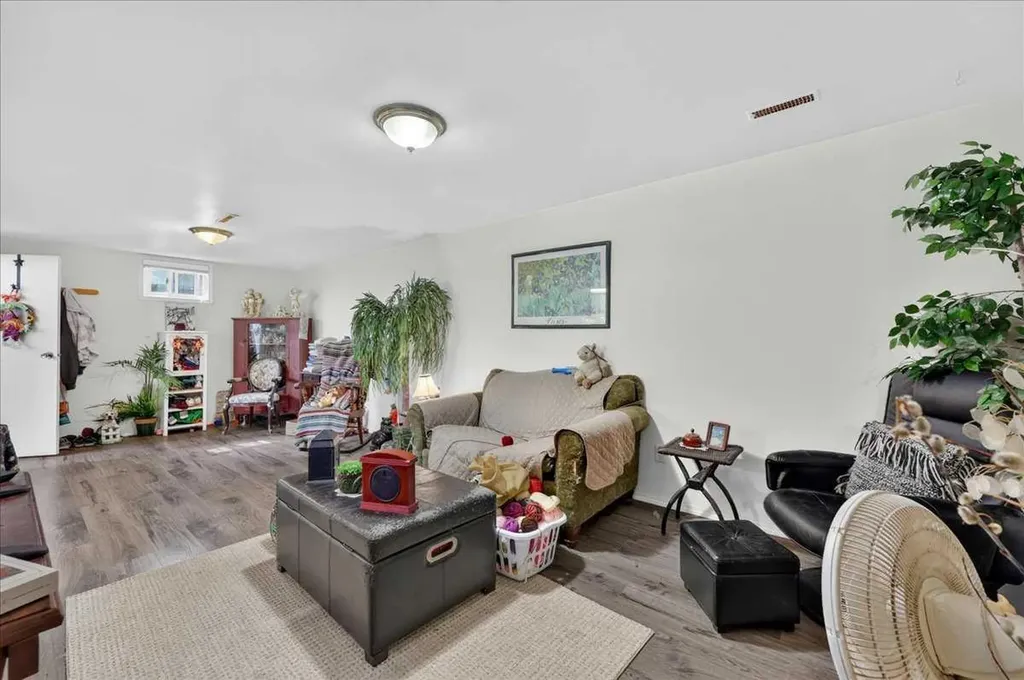 7804 34 Avenue NW Calgary AB T3B 1P3