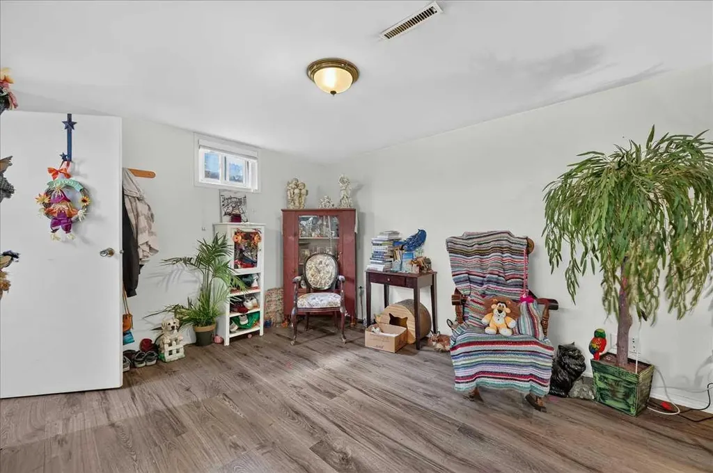 7804 34 Avenue NW Calgary AB T3B 1P3