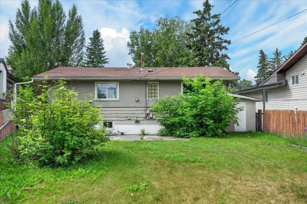 7804 34 Avenue NW Calgary AB T3B 1P3