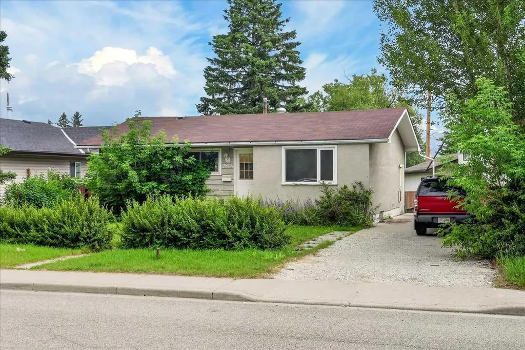 7804 34 Avenue NW Calgary AB T3B 1P3