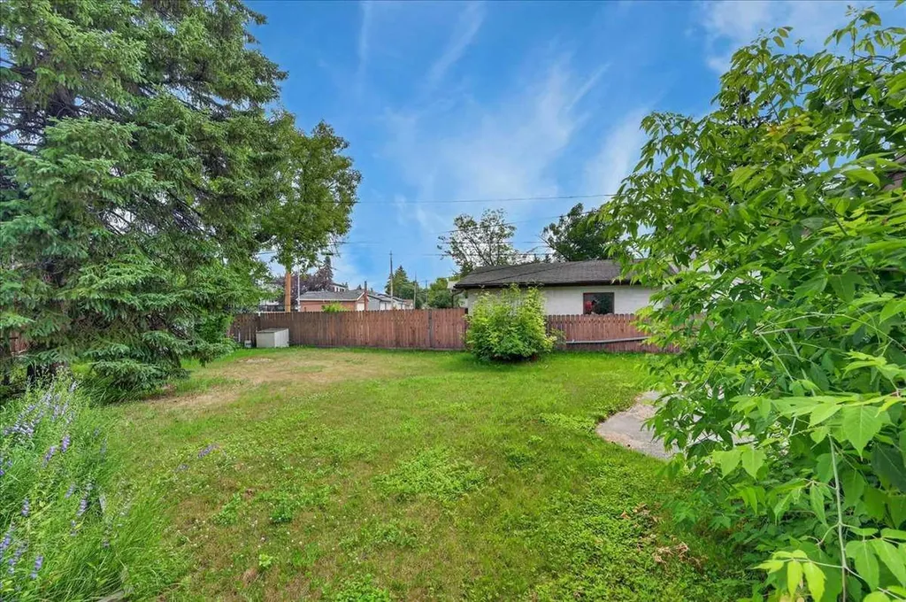 7804 34 Avenue NW Calgary AB T3B 1P3