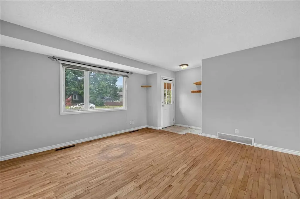7804 34 Avenue NW Calgary AB T3B 1P3