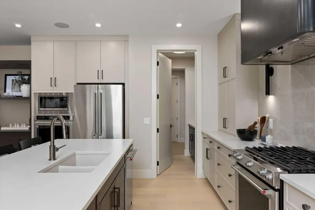 364 Greenwich Drive NW Calgary AB T3B 6P4