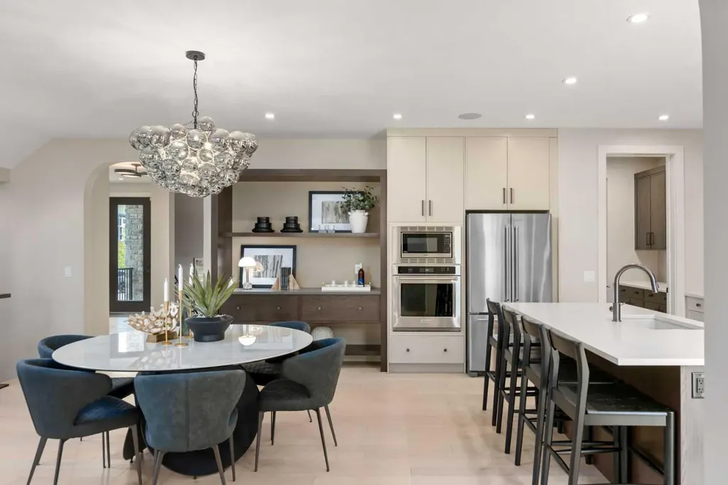 364 Greenwich Drive NW Calgary AB T3B 6P4