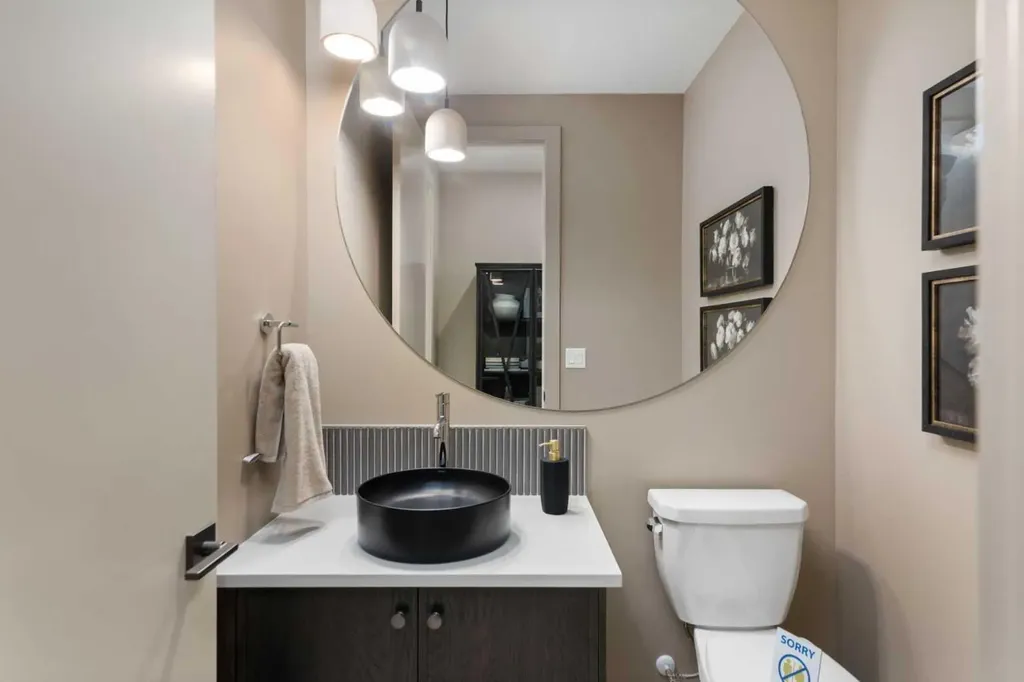 364 Greenwich Drive NW Calgary AB T3B 6P4