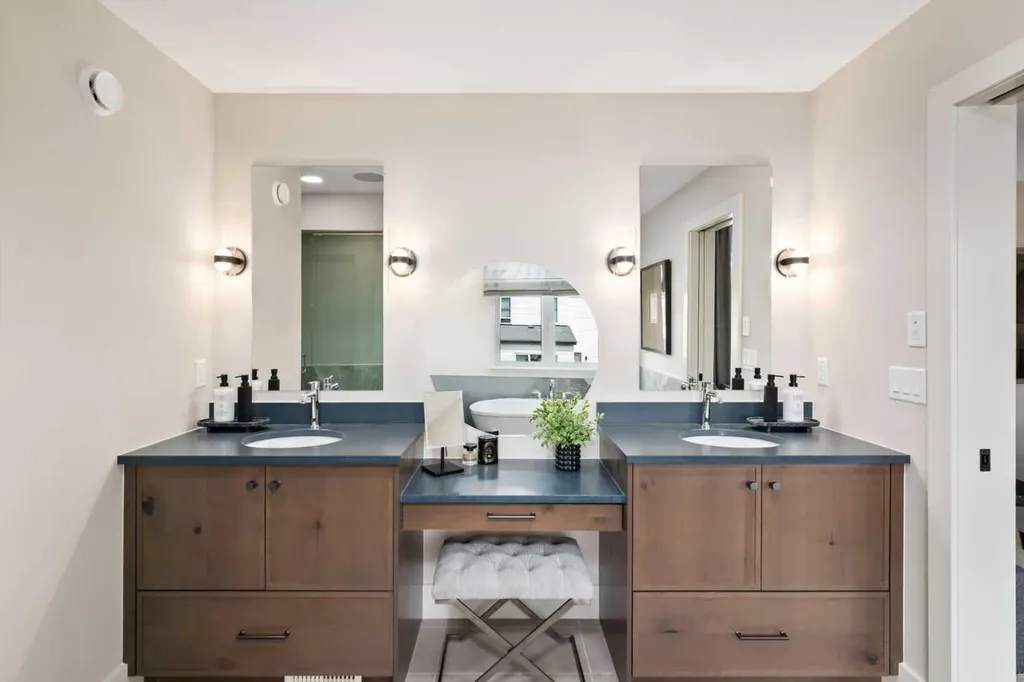 364 Greenwich Drive NW Calgary AB T3B 6P4