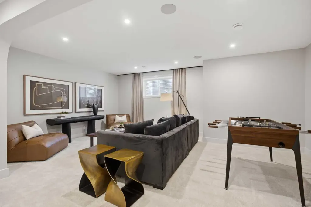 364 Greenwich Drive NW Calgary AB T3B 6P4
