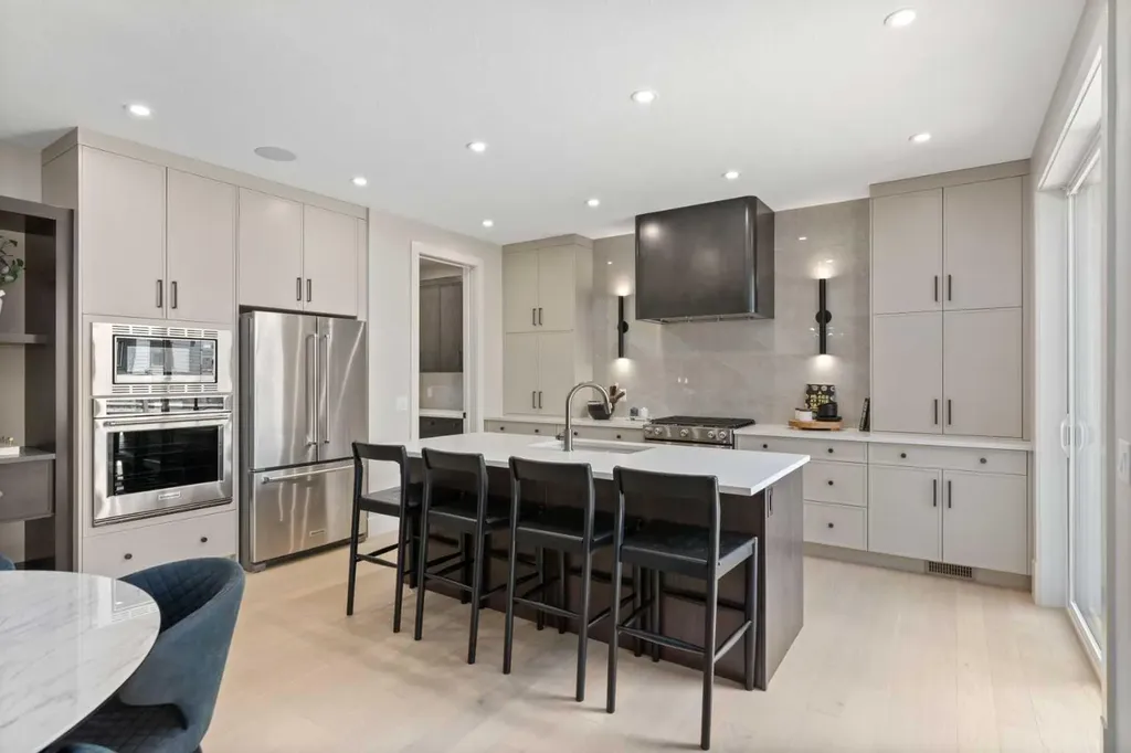 364 Greenwich Drive NW Calgary AB T3B 6P4