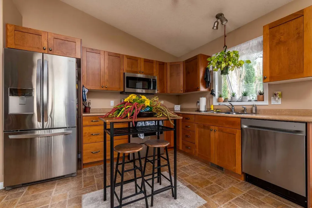 2205 51 Avenue Lloydminster AB T9V 3H4