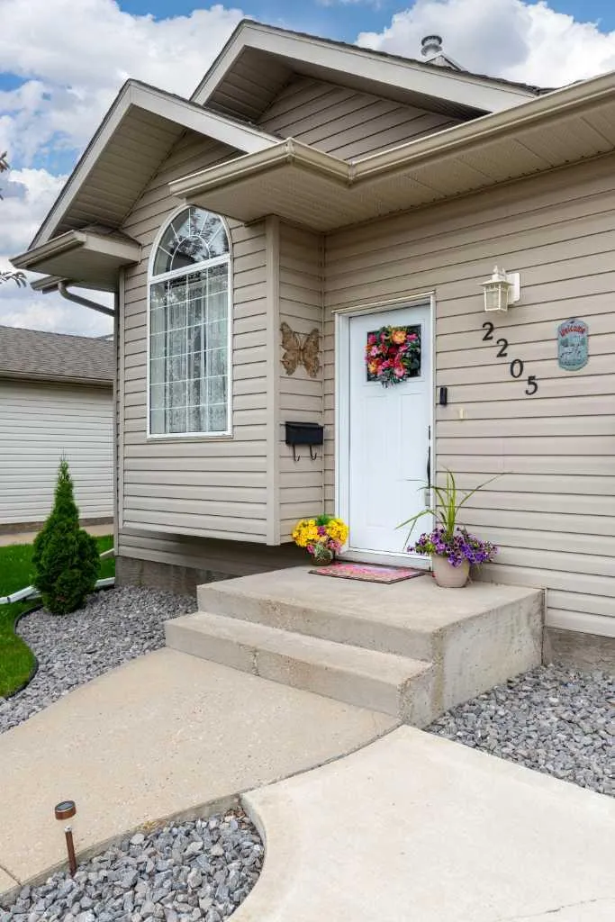 2205 51 Avenue Lloydminster AB T9V 3H4