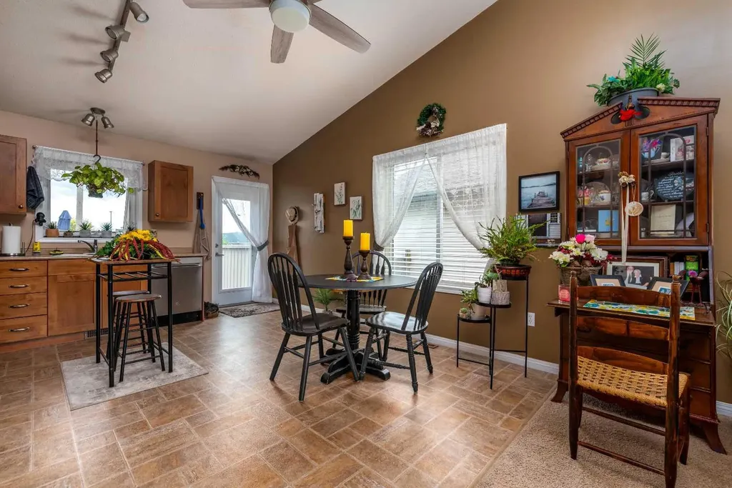 2205 51 Avenue Lloydminster AB T9V 3H4