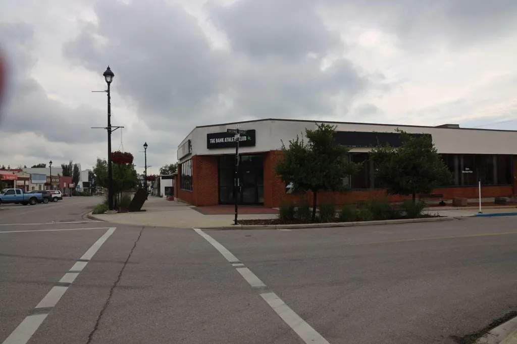 137 Second Avenue Strathmore AB T1P 1K2