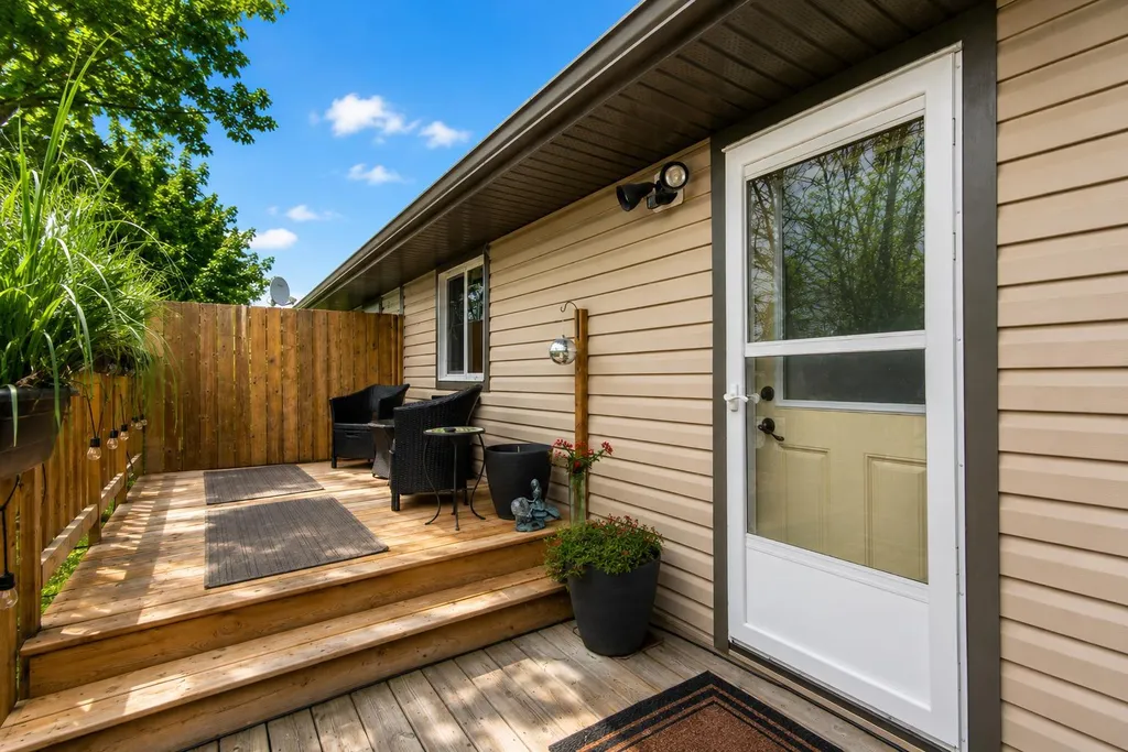 114 Redwood Boulevard Springbrook AB T4S 0J5