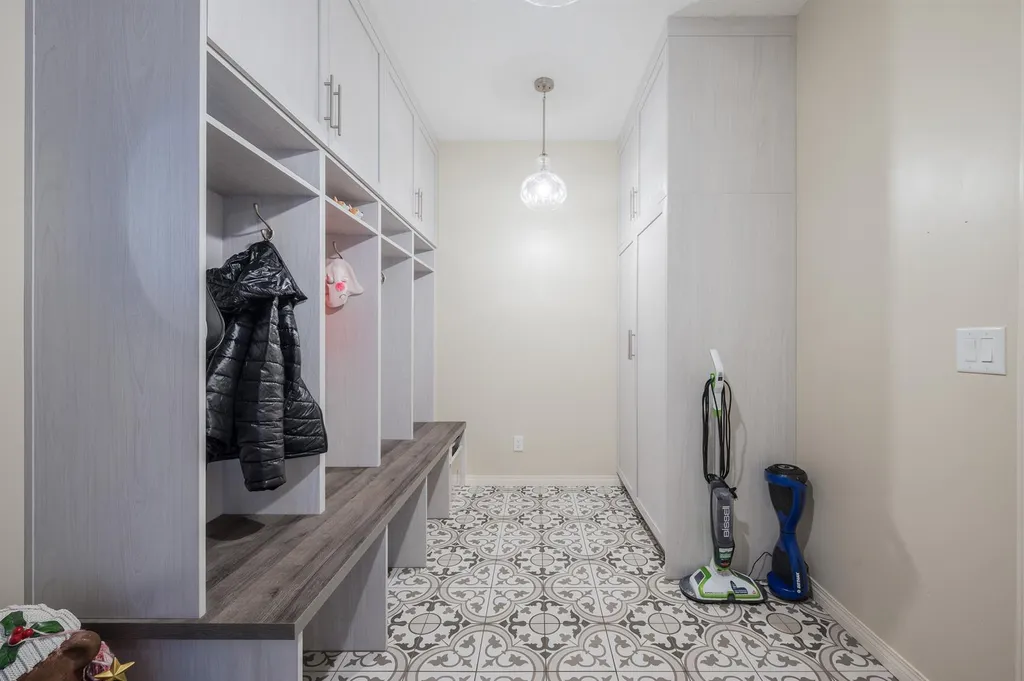 7 Aspen Stone Grove SW Calgary AB T3H 0H3