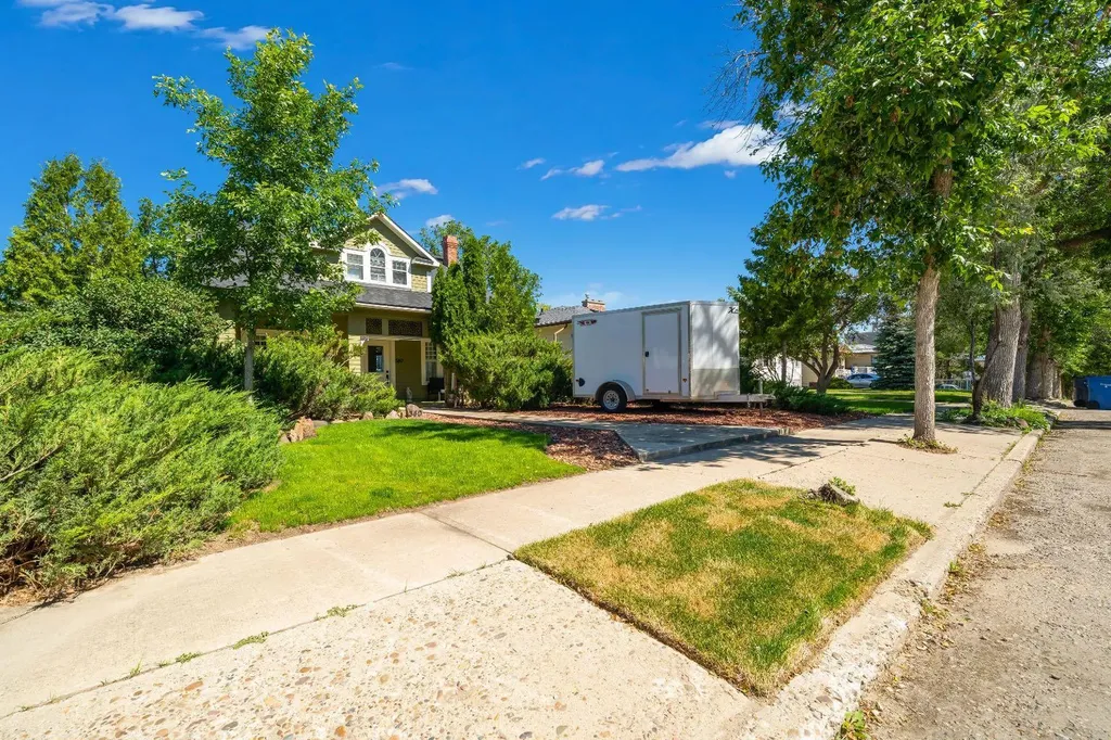 340 5 Street SE Medicine Hat AB T1A 0M8