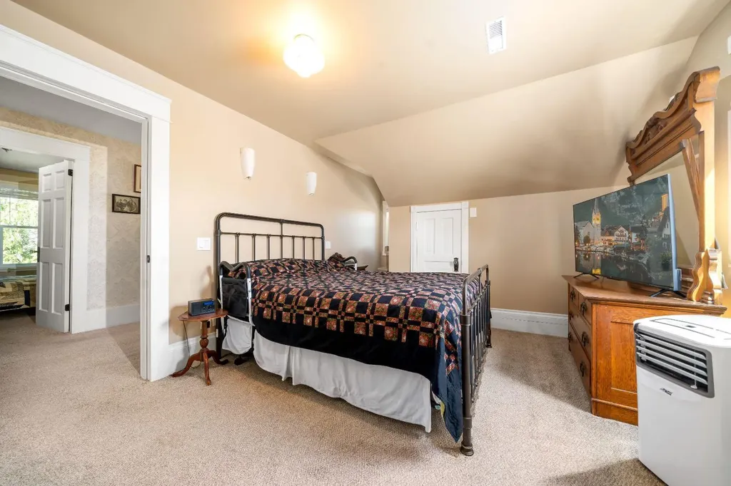 340 5 Street SE Medicine Hat AB T1A 0M8