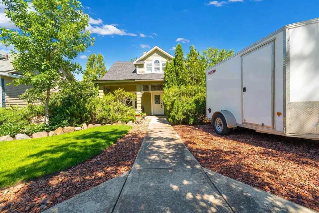 340 5 Street SE Medicine Hat AB T1A 0M8
