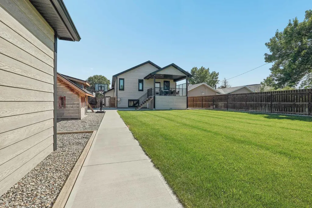552 Rogers Avenue Picture Butte AB T0K 1V0